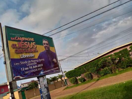 Le panneau de la Campagne "Jésus qui guérit" de l'évangéliste Dag Heward Mills à Libreville