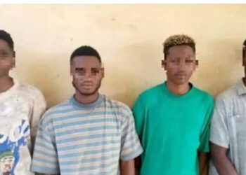 Les quatre amis petite amie