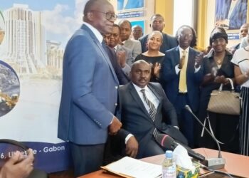 Le ministre du Pétrole, Marcel Abeke installant le nouveau SG du ministère du Pétrole, Hervé Biba Nzengue @Gabonmailinfos