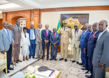 Le Général Brice Oligui Nguema, Président de la Transition avec les sages et dignitaires de la République @D.R