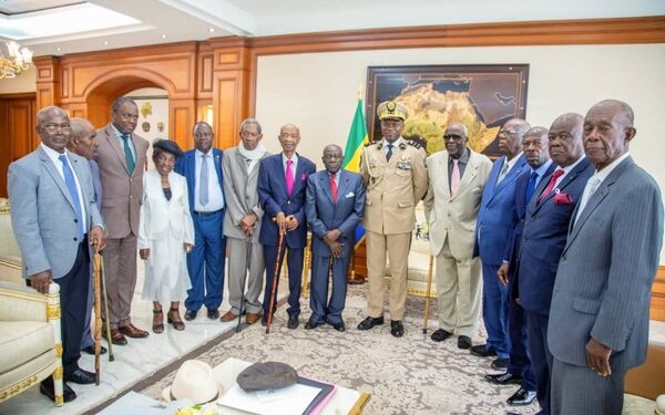 Le Général Brice Oligui Nguema, Président de la Transition avec les sages et dignitaires de la République @D.R