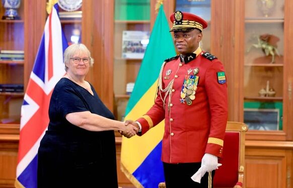 Le Chef de l’Etat, Brice Oligui Nguema reçoit les lettres de créance du nouvel ambassadeur du Royaume-Uni accrédité au Gabon