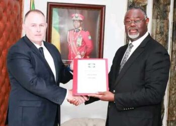 Fer de Baniaka : Hervé Patrick Opiangah remet le décret d&rsquo;exploitation à Reminac