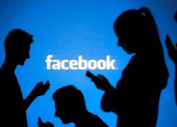 Son mari a créé un faux compte Facebook pour la draguer, sa réponse le choque