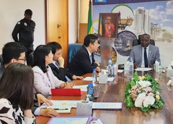 Les membres de la délégation du FOCAC chez Marcel Abeke