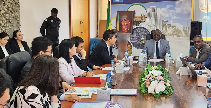 Les membres de la délégation du FOCAC chez Marcel Abeke