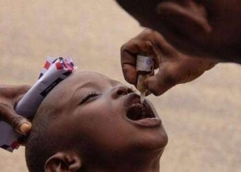 Un enfant prenant le vaccin contre la poliomyélite