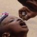 Un enfant prenant le vaccin contre la poliomyélite