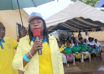 Gisèle Akoghet épouse Ndoutoume Essone plaide pour un vote massif en faveur du « Oui » dans le 5e arrondissement de Libreville