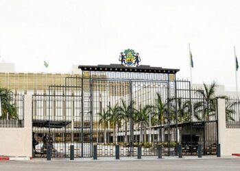 La Présidence a une masse salariale élevée ici l'entrée du palais du bord de mer
