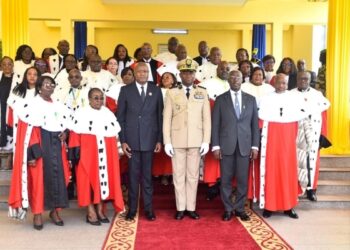 Gabon armes et robes