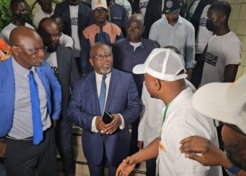 Alfred Nguia Banda (téléphone en mains) à son arrivée à l’aéroport de Libreville, le 15 février 2025
