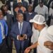 Alfred Nguia Banda (téléphone en mains) à son arrivée à l’aéroport de Libreville, le 15 février 2025