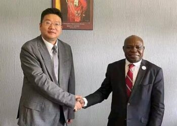 Le ministre de la Formation professionnelle Philippe Tonangoye et l'ambassadeur de Chine, Zhou Ping