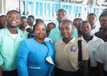 Camélia Ntoutoume Leclercq avec les coopératives des établissements du Grand Libreville