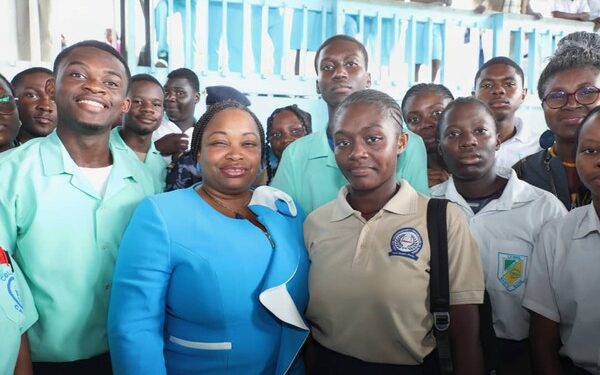 Camélia Ntoutoume Leclercq avec les coopératives des établissements du Grand Libreville