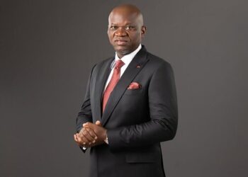 Le candidat Brice Clotaire Oligui Nguema dans une tribune
