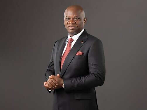 Le candidat Brice Clotaire Oligui Nguema dans une tribune