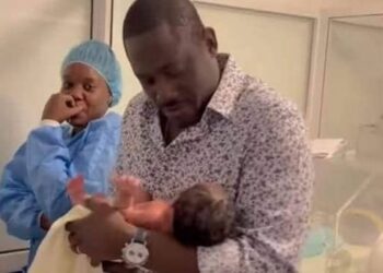 Le Dr Yaba Wenceslas attrapant un bébé