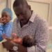 Le Dr Yaba Wenceslas attrapant un bébé
