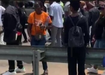 Les étudiants de l'ENAM manifestant sur la voie nationale 1 pour se faire entendre