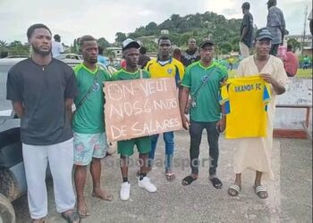Les joueurs d'Akanda FC se lèvent