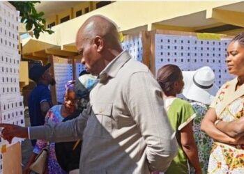 Brice Oligui Nguema et sa carte d'électeur