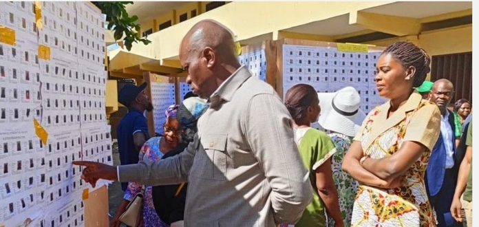 Brice Oligui Nguema et sa carte d'électeur