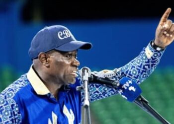 Oligui Nguema galvanisant la foule dans le Haut-Ogooué