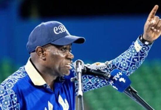 Oligui Nguema galvanisant la foule dans le Haut-Ogooué