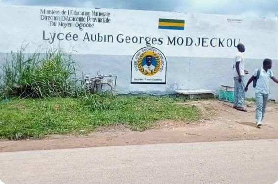 Des matières fécales mystérieuses entravent le bon déroulement des cours