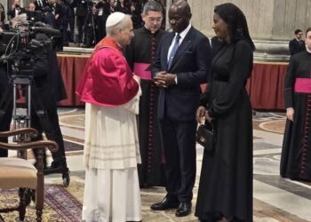 Le couple présidentiel Oligui Nguema et le Pape Léon XIV