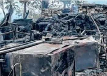 Léconi Palace détruit par les flammes
