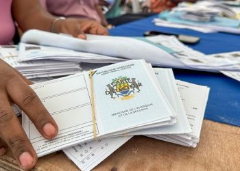 Affichage des listes et distribution des cartes électorales