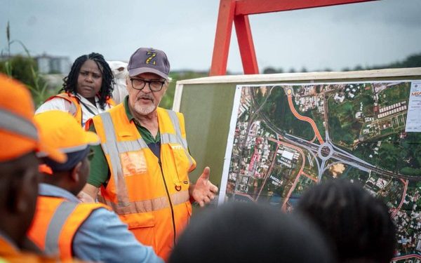 Le ministre des Travaux publics, Edgard Moukoumbi