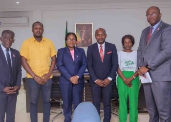 Patrick Arsène Ndong Aboghea, à droite de la ministre des Affaires sociales