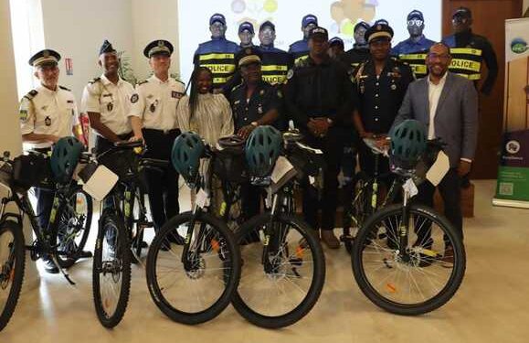 Cinq vélos tout-terrain offerts à la police