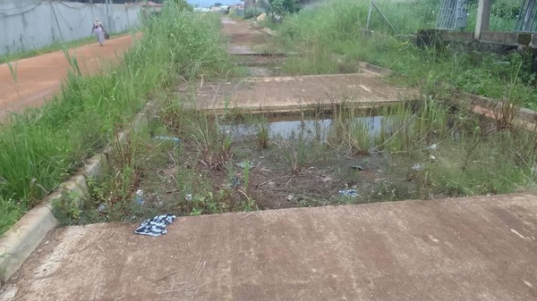 Akanda : entre villas luxueuses et routes abandonnées