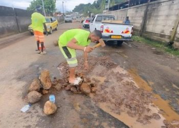 Nids-de-poule dans Libreville