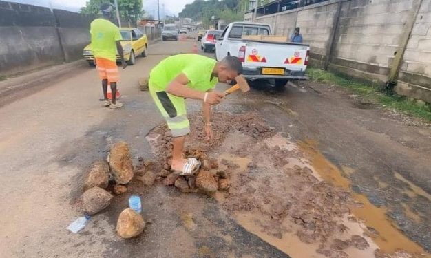 Nids-de-poule dans Libreville