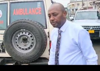 Libreville : le Maire Richard Obiang Ava sauve un indigent en détresse