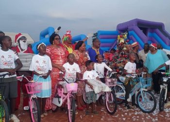 À Ntoum, l&rsquo;honorable Camélia Ntoutoume Leclercq place le Noël des cœurs joyeux sous le sceau de la tradition