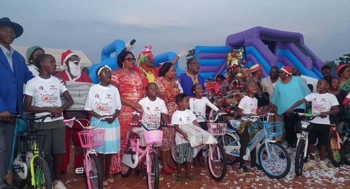 À Ntoum, l&rsquo;honorable Camélia Ntoutoume Leclercq place le Noël des cœurs joyeux sous le sceau de la tradition