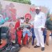 Haris Ayo Owondo, le maire de Ndzomoe devant un enfant et le père Noël à Ndzomoe