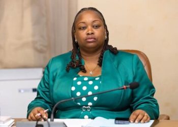 Camélia Ntoutoume Leclercq appelle à sauver l’année scolaire
