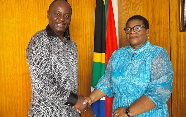 Le nouveau consul honoraire du Gabon à Johannesburg, Maurice Pebadi Engandzas et le Haut-Commissaire d’Afrique du Sud au Gabon Son Excellence Ncumisa Notutela-Mthabela