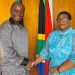 Le nouveau consul honoraire du Gabon à Johannesburg, Maurice Pebadi Engandzas et le Haut-Commissaire d’Afrique du Sud au Gabon Son Excellence Ncumisa Notutela-Mthabela