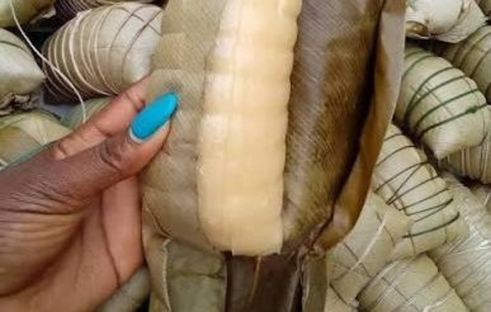 excréments dans du manioc