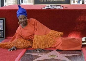 Angélique Kidjo sur le Walk of fame sur l'étoile portant son nom © D.R.