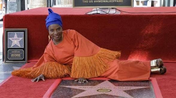 Angélique Kidjo sur le Walk of fame sur l'étoile portant son nom © D.R.